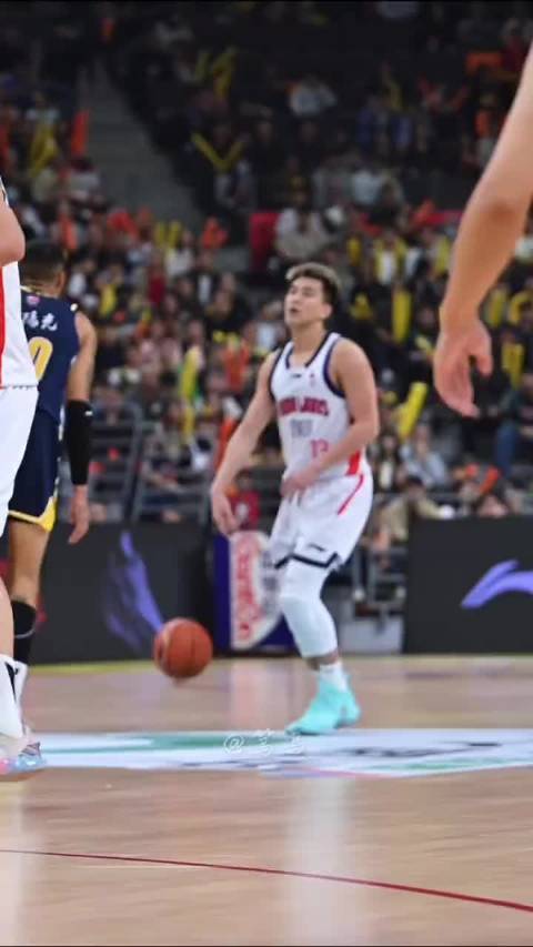 郭艾伦带伤拼搏诠释篮球信仰