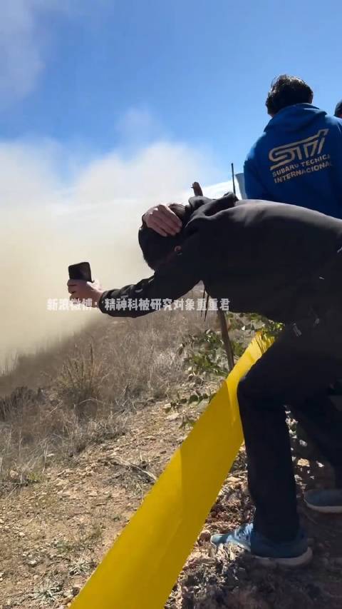 拍摄越野车有风险，因为碎石会乱飞