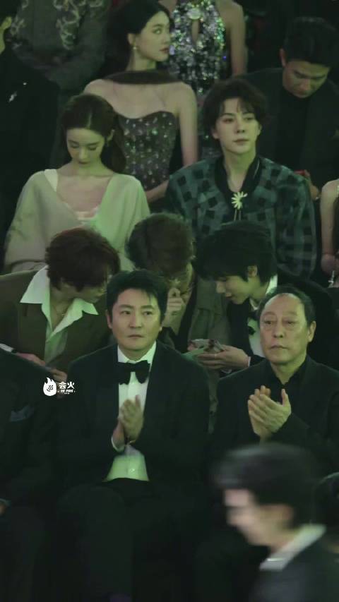 三颗小脑袋就这样凑一起看起了台本，然后聊聊聊