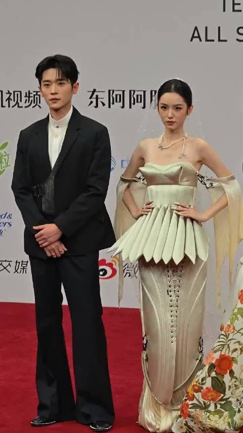 周也丞磊携《锦月如歌》亮相星光大赏红毯