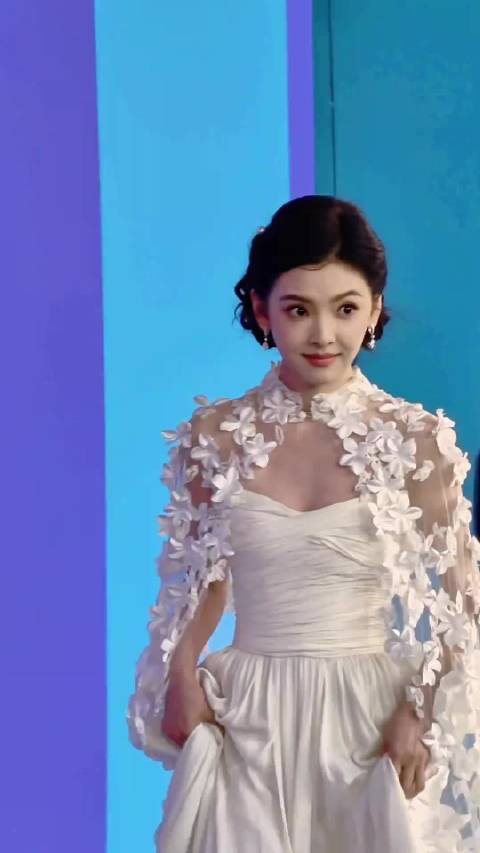 一个男人，想让章若楠做女朋友，需要哪些条件？