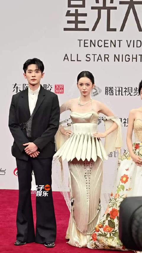 丞磊帮周也整理裙子 对眼睛超好的俊男靓女呀！