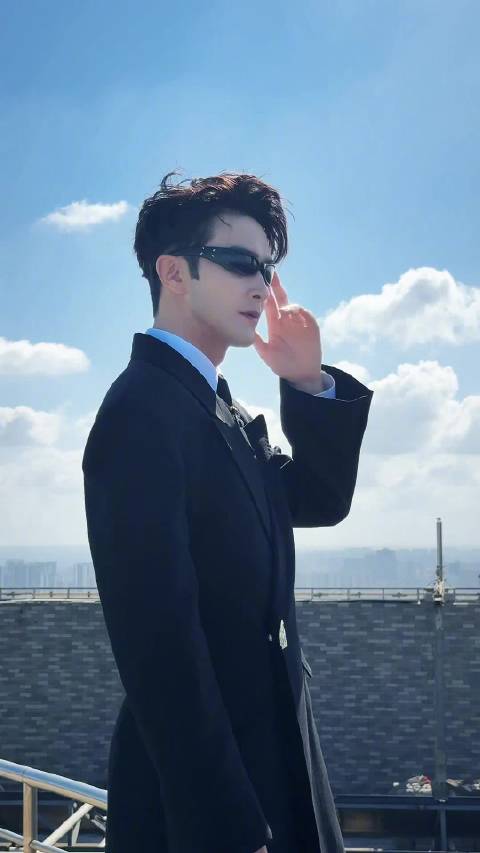 高伟光停机坪黑西装造型再现黑客帝国经典