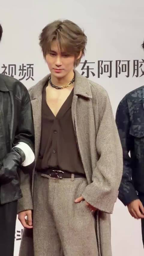 张真源星光大赏红毯深V大衣造型气场全开