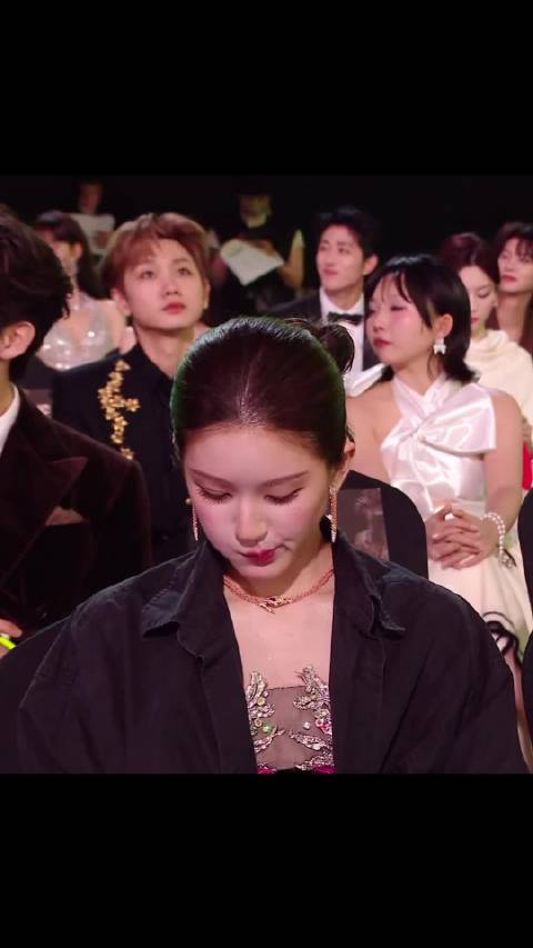 赵露思亮相星光大赏现场俏皮互动