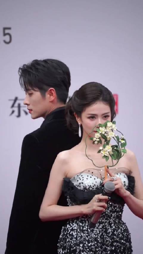 星光大赏红毯撒糖，檀健次李兰迪等八对明星亮相