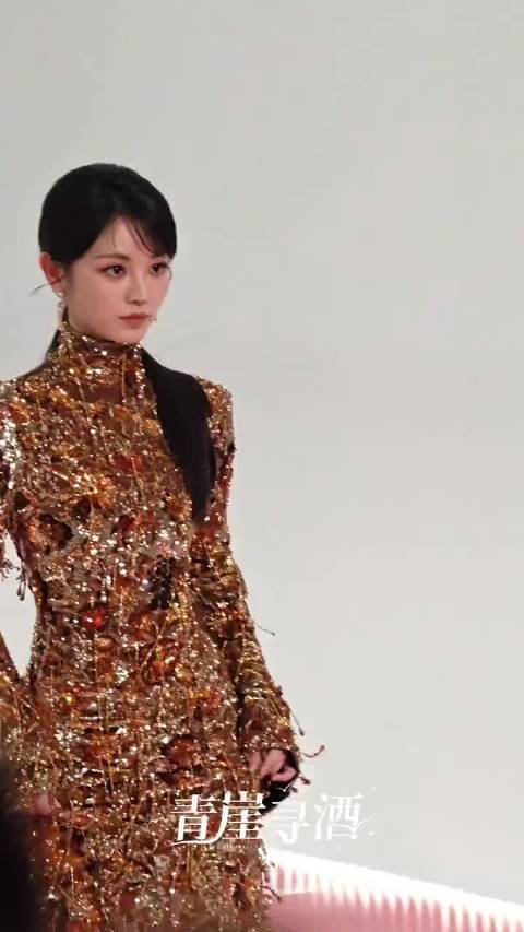 田曦薇28岁穿Gucci影后裙亮相星光大赏