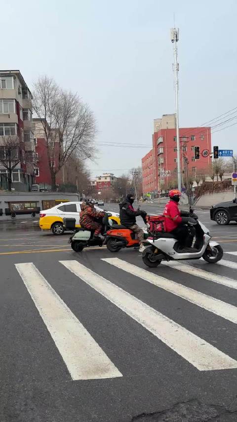 网友沈阳街头偶遇老头乐以为出租车，结果还差点打车走了