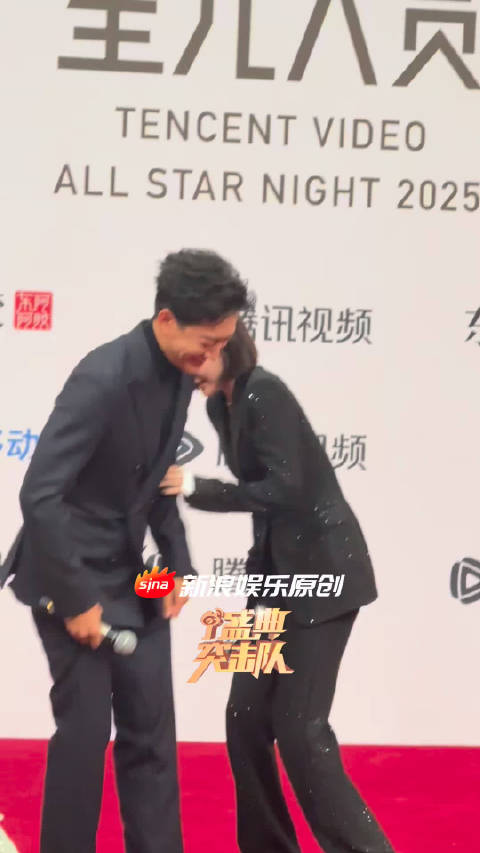 新浪娱乐盛典突击队@王阳0313 复刻给@秦岚 穿鞋名场面，好甜好甜