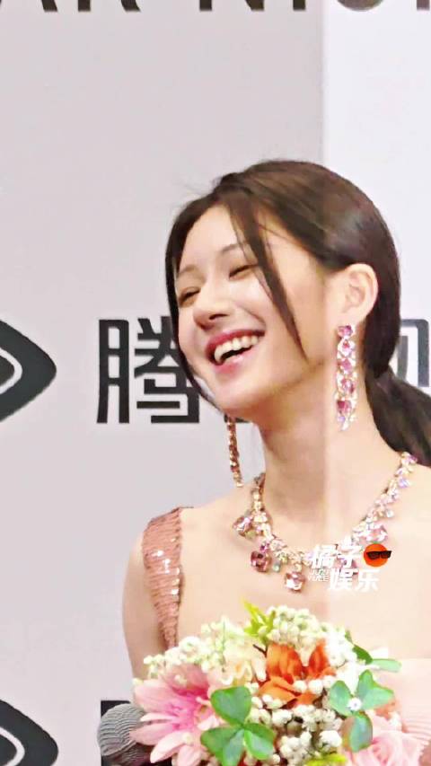 哎哟，小露露苦尽甘来 红毯旁边主持人也为小露思感动，露思要哭了