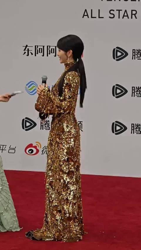 田曦薇闪耀腾讯星光大赏红毯