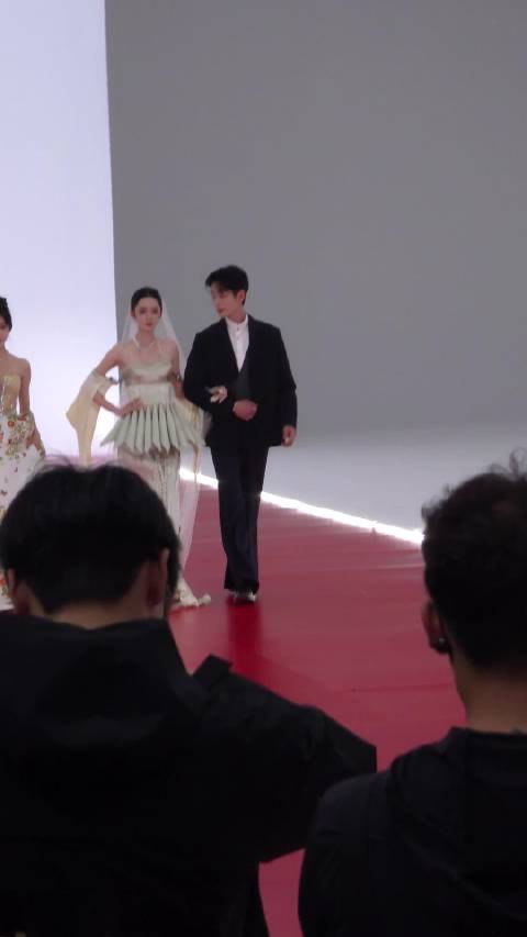 周也丞磊 这一身有一种恭喜新人走进婚礼现场的感觉