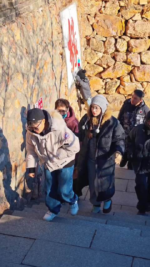 古力娜扎像洋娃娃一样在大孤山人群中出现