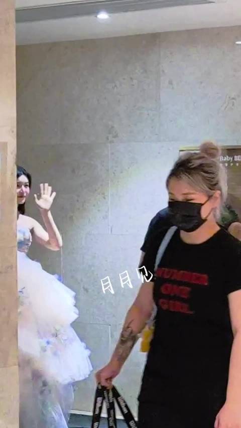 陈妍希星光大赏淡雅长裙惊艳亮相