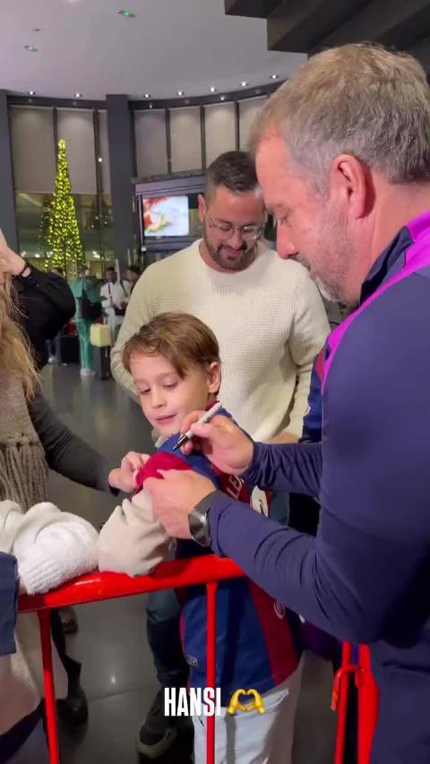 弗里克为球迷签名合影