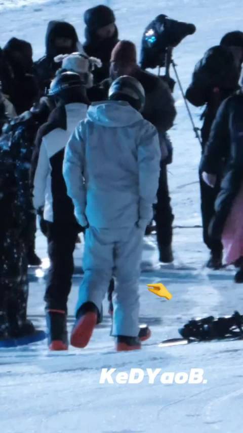 刘耀文哈尔滨滑雪穿太厚边走边提裤子
