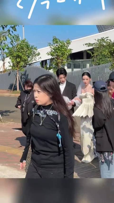 丞磊周也红毯造型引热议，星光大赏合体亮相