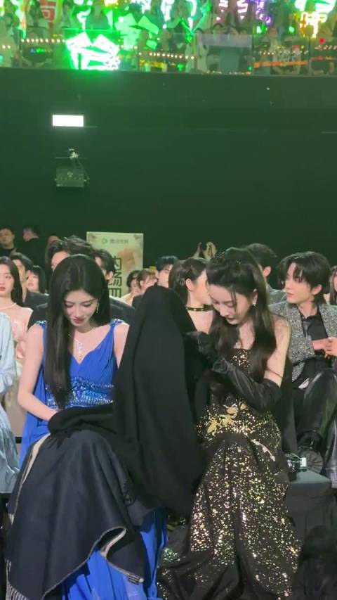 陈都灵鞠婧祎宋祖儿就这样互相加微信，像在进行什么秘密交易，太萌了女孩子们