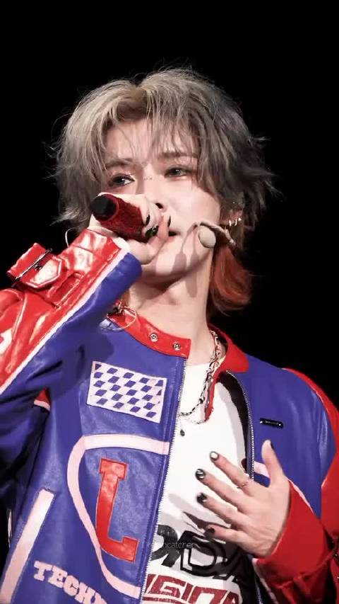 叽里咕噜说啥呢，只知道鹿晗2025亚洲纪念册买了3000w+，多多支持这个大帅哥