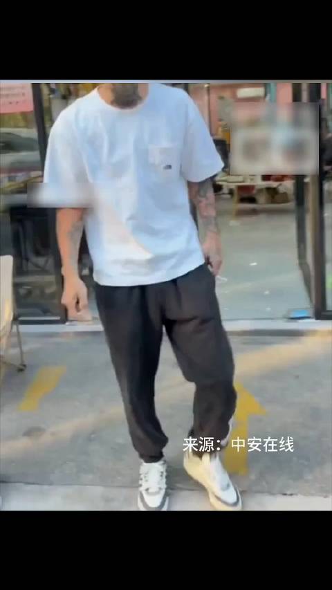 男子公共车位停车遭宠物店主蛮横驱赶