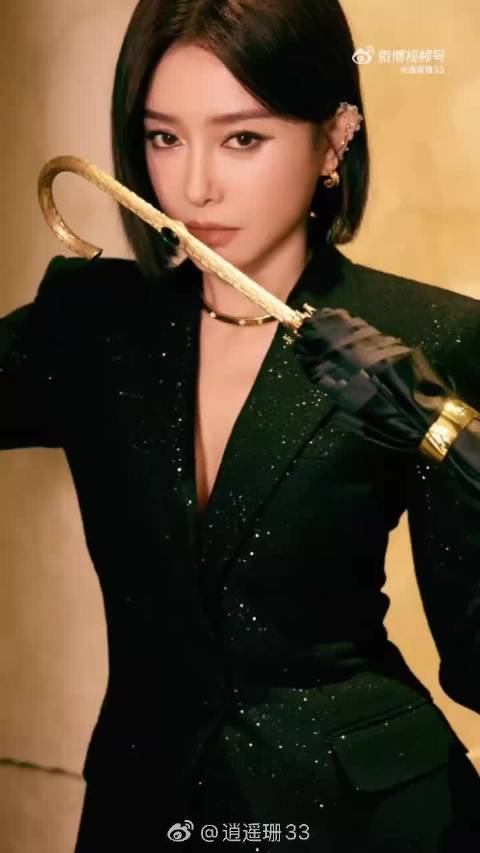 秦岚星光大赏演绎双生花造型，西装墨镜与挂脖短裙碰撞火花