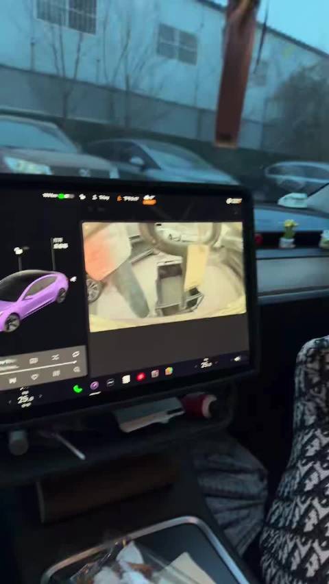 女子占车位称露营车当车，双方争执后报警未果离开