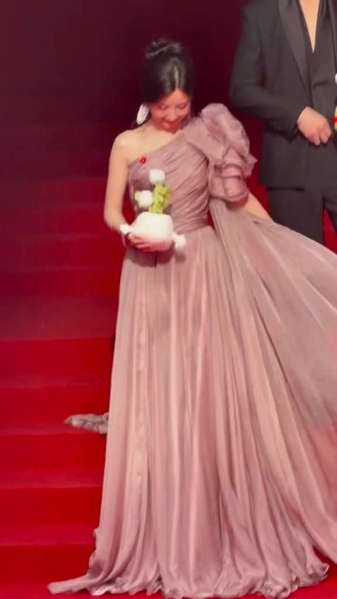 毛晓彤深夜加班完成星光大赏出发图拍摄