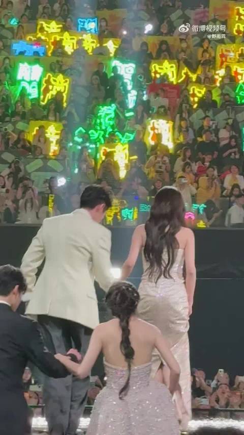 丞磊闻声回头关切眼神显热心