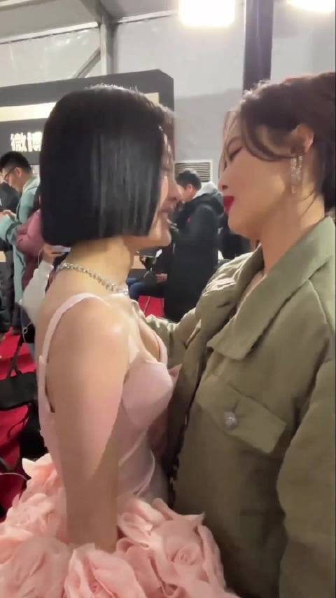 秦岚辛芷蕾奏见面原来是这样打招呼的啊，他们整一块儿 太好玩儿吧！