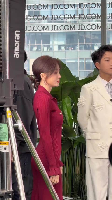 分享一只活人感超强的秦岚小姐姐！发现有镜头拍摄立马收肚子，哈哈好可爱！