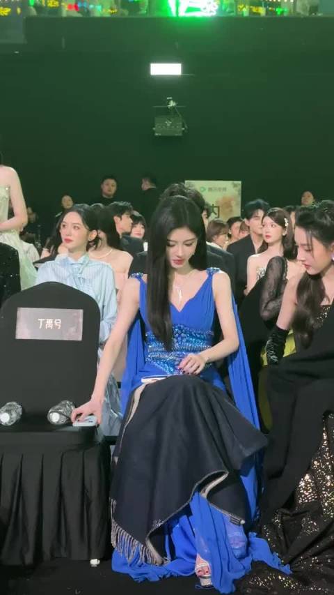 三个美女互相加微信? 好可爱啊！