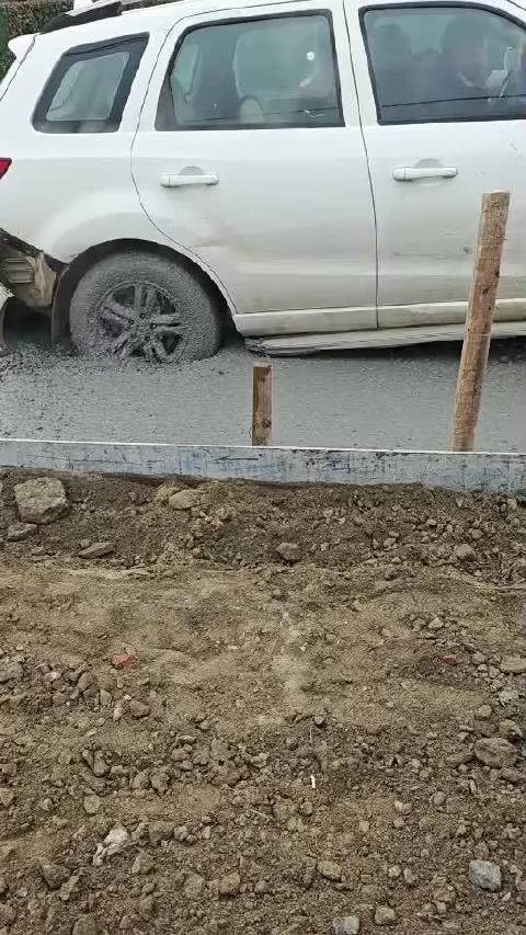轿车竟当搅拌机用，男子用轿车拌混凝土