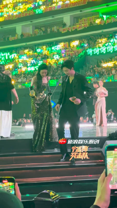 绅士刘上线！在星光大赏内场 领完奖之后，刘宇宁扶着宋祖儿下台了～很稳！