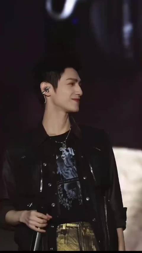 罗云熙新剧角色齐思哲隐锋藏锐，拆解命运谜题