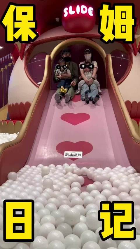 郭碧婷携女机场送别向佐，女儿不舍落泪