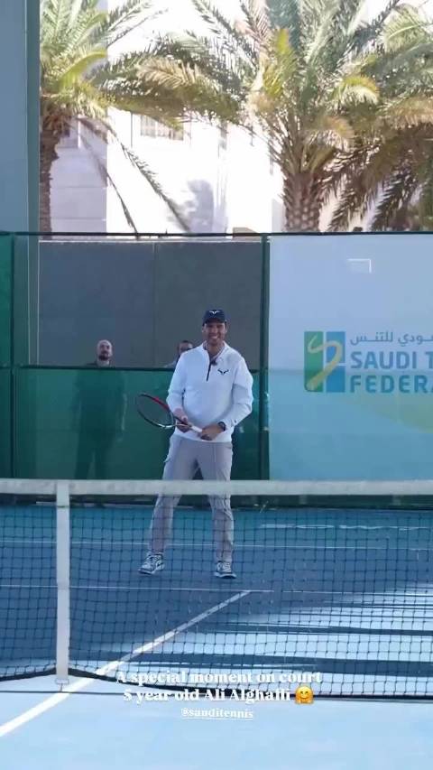 纳达尔在吉达与沙特小球员分享网球哲学，与5岁Ali互动