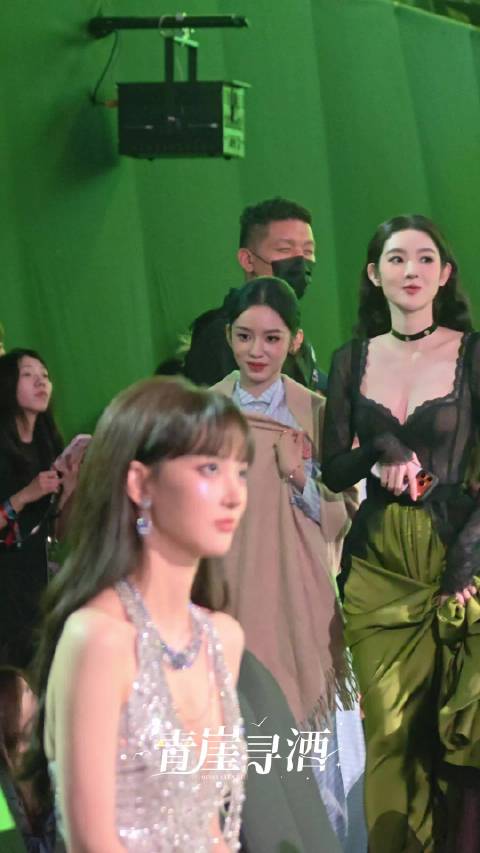 王玉雯和周也一起回来了 这身高差好萌！