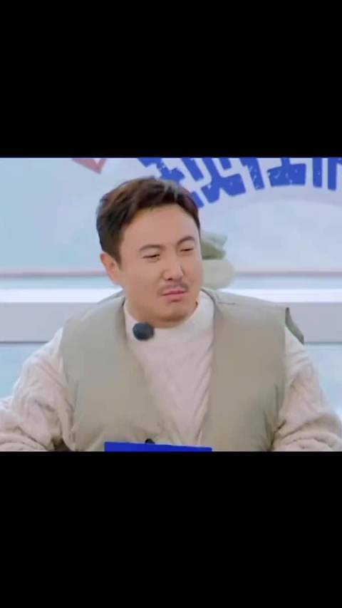 张彬彬为毛晓彤提裙子被打手，再现红毯搞笑瞬间