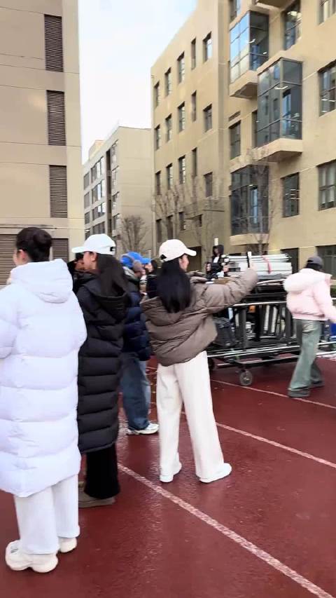 刘浩存回北舞母校被偶遇，萌妹脸体制味引热议