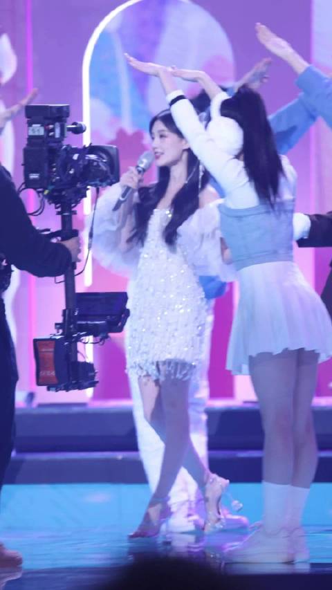 李一桐应该是很多少男的梦中女神吗