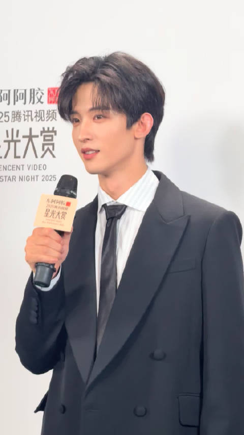 媒体老师再问下去这张帅脸真就要乐开花了 逗一下