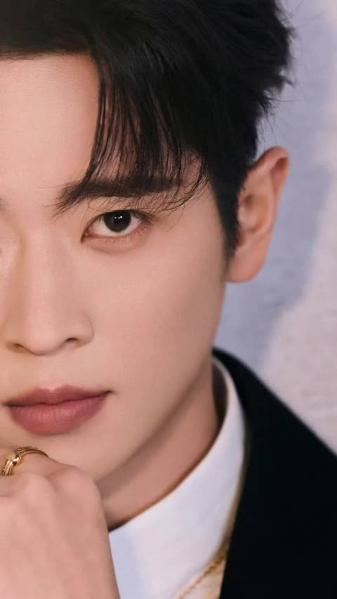 丞磊黑色西装亮相，倒置沙发创意大片吸睛