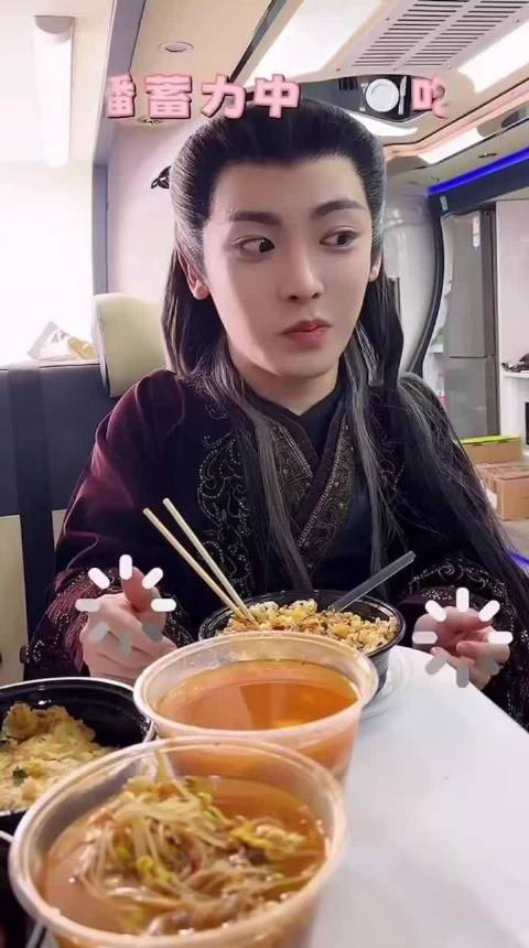 侯明昊下班沉浸式吃播，连吃带拿展现干饭达人本色