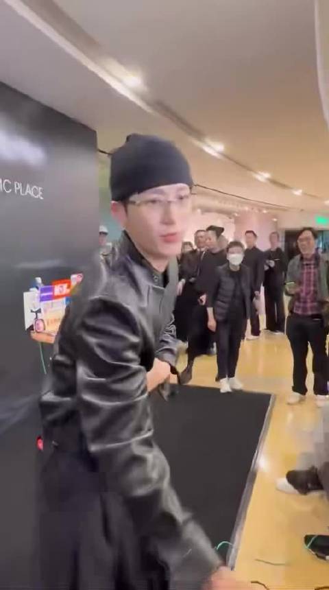 與記者朋友握手