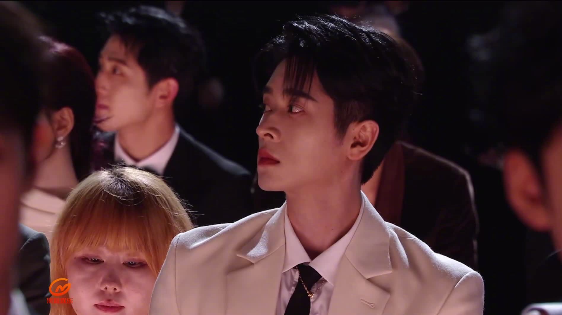 丞磊星光大赏内场白西装白衬衣，白马王子的来啦！