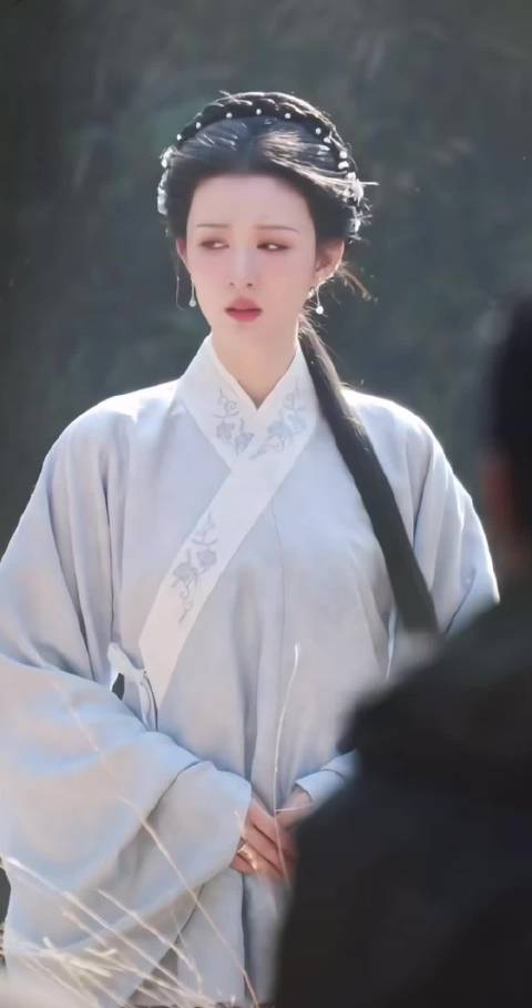 王楚然新剧路透，好久都没有见过新鲜的魏采薇了！美人凝眉如竹如松，清冷不染