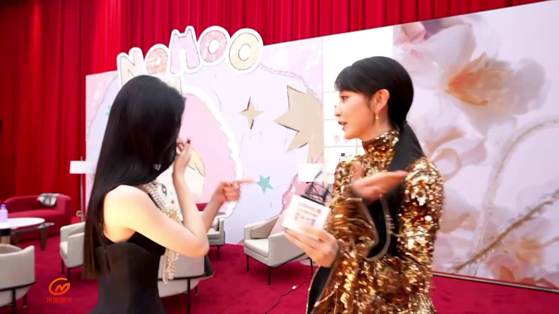 忽然出现在星光大赏红毯后台的鞠婧祎！