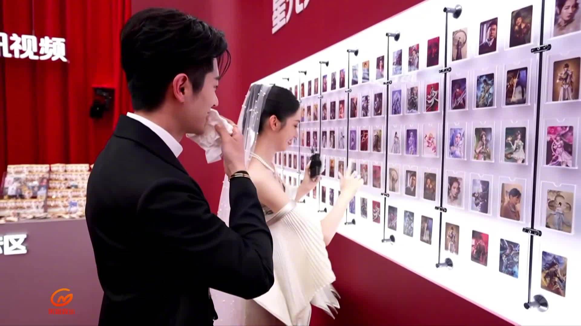 丞磊周也后台cut 现场太热了 丞磊一直在忙于擦汗！丞磊帮周也拿头纱