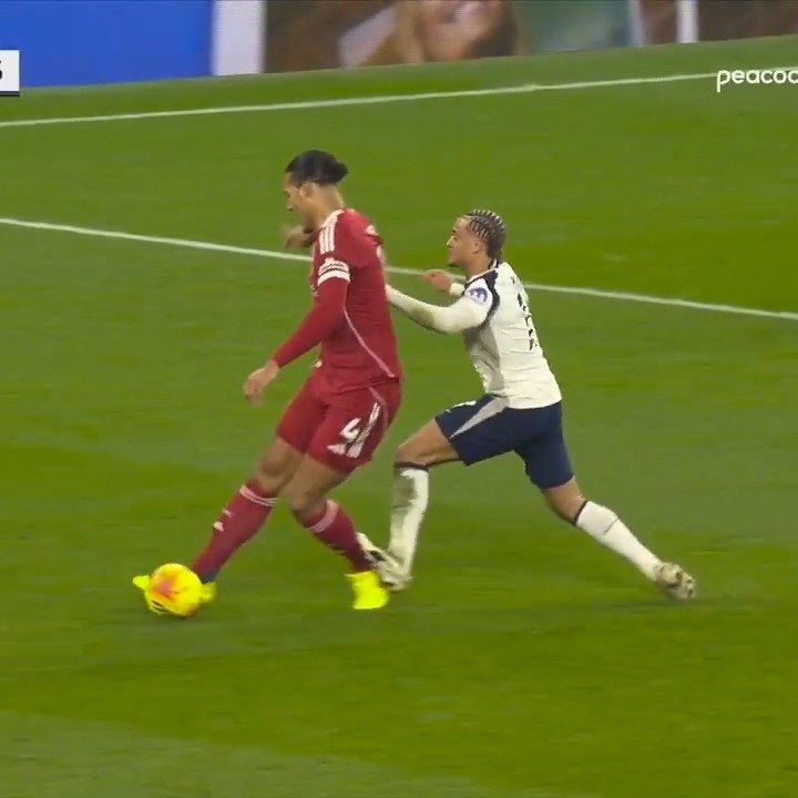 热刺的哈维-西蒙斯对同胞范戴克背后踩踏犯规染红！