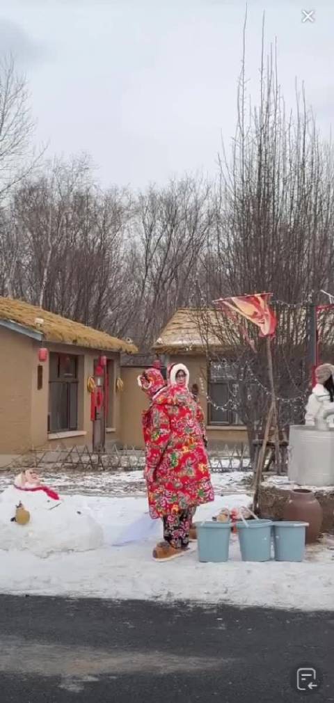 哈哈哈哈爆闪团今天都穿上大花袄大花裤 都认不出来谁是谁了 哪个是王鹤棣啊